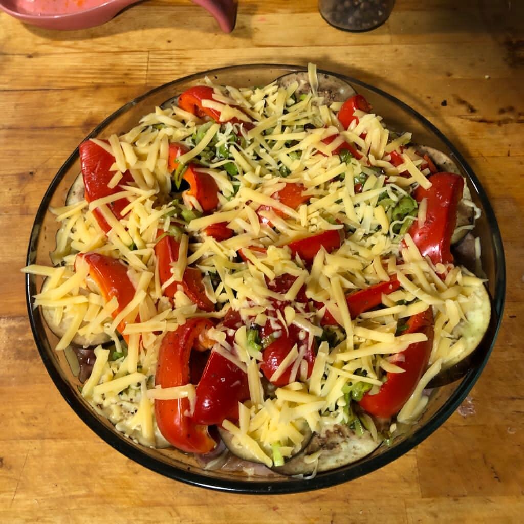 Всё посыпали сыром и обжаренным луком. И в духовку на 5-10 минут.