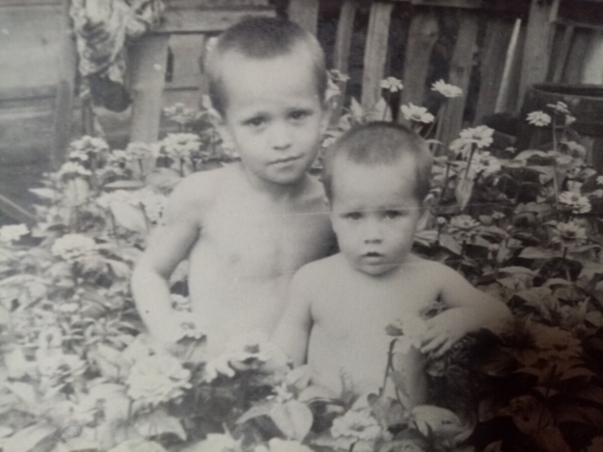 Отец с братом во дворе дома. 