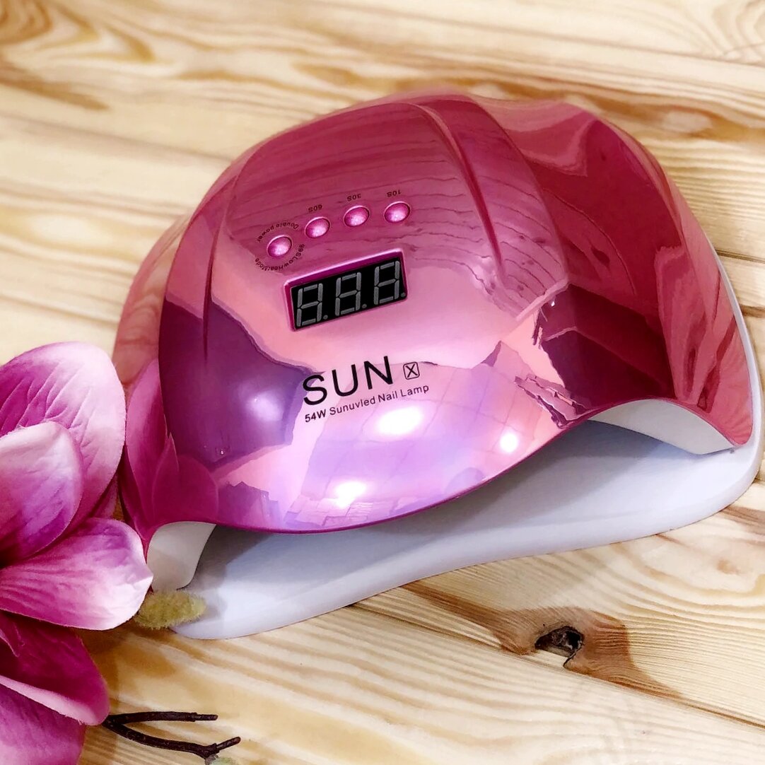 Лампа LED-UV. Лампа относится к современному типу уф-аппаратов, её оснастка предусматривает применение новых светодиодных элементов с широким диапазоном волн, для наилучшей полимеризации гелевых лаков  и гелевых материалов с лед-активностью.