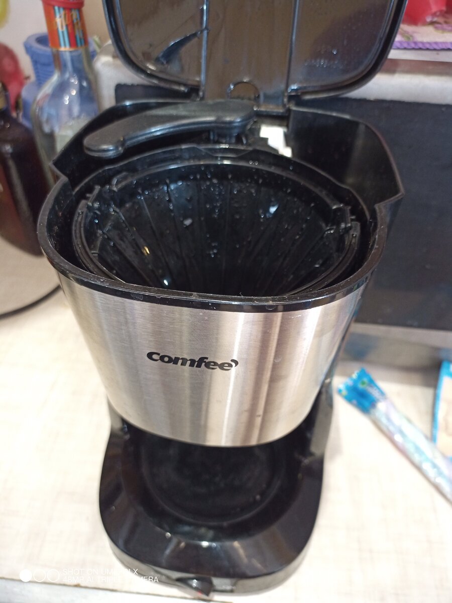 В наличии вот такая вот простенькая кофеварка