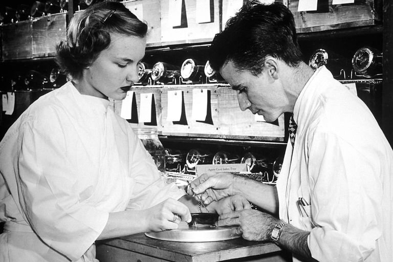 Пауло Борхес и ассистент(женщина) проводят опыт над мышами (фото предоставлено Национальным институтом рака)