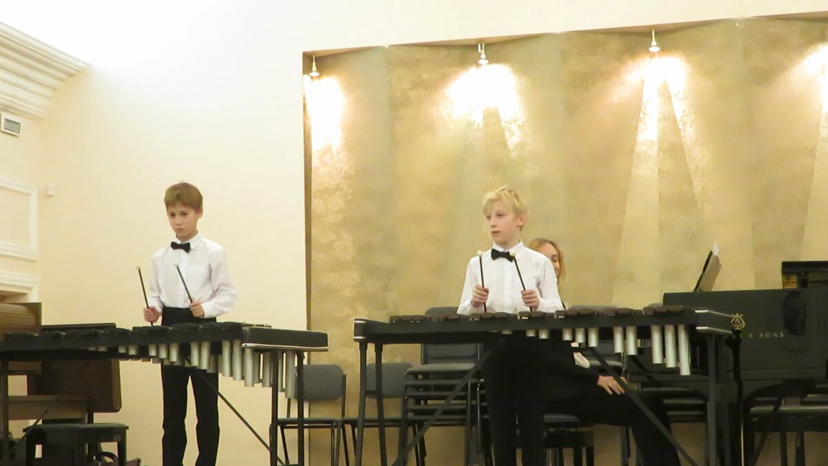 Паша и Ваня во время выступления