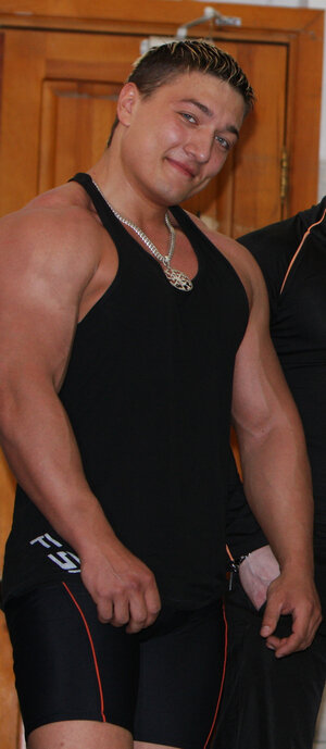 А дальше я превратился в вот такое безобразие с отекшим лицом и залитыми мышцами. Как раз благодаря тому, что ел горстями аминокислоты, употреблял протеин дважды в день, ВСАА, разные витамины и добавки, сюда же прибавьте 6-и разовое питание- и вот вам результат налицо) 