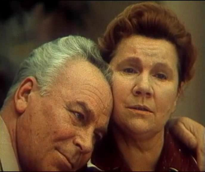 Сняла решительно пиджак наброшенный фото. Человек снимает пиджак фото. Ромашки спрятались текст. Слова песни ромашки спрятались. Мужчина накидывает на девушку пиджак.