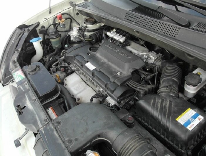 Хендай туссан 1 двигатель. Хендай Туксон 2008 подкапотка. Hyundai Tucson дизель подкапотное пространство. Tucson 2.0 подкапотка.