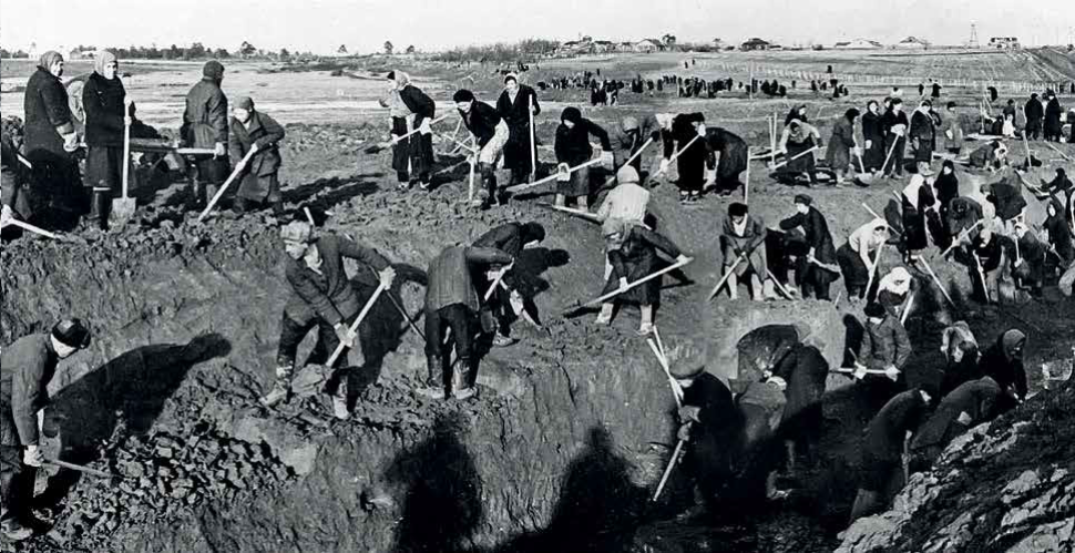 Рыть ров. Сурский оборонительный рубеж 1941. Сурский рубеж противотанковые рвы. Москвичи роют траншеи 1941. Москвичи роют окопы 1941.