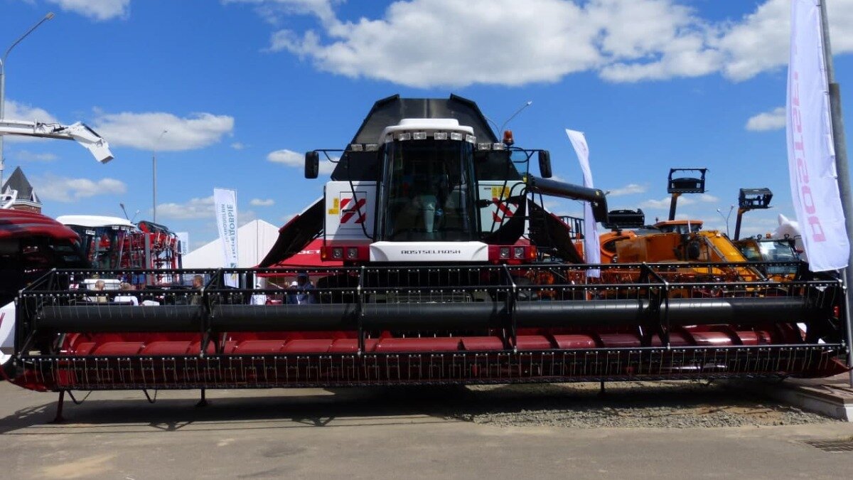 Фото: glavpahar.ru Зерноуборочная жатка на комбайне Ростсельмаш