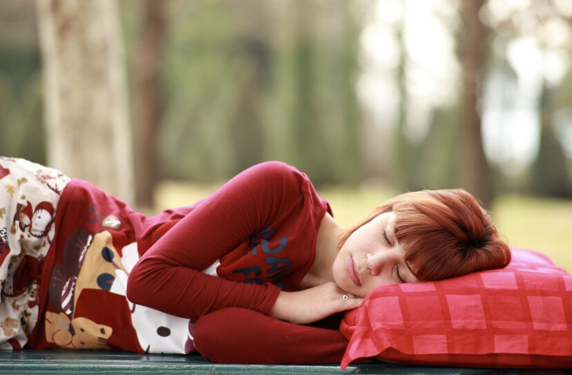 https://www.istockphoto.com/ru/фото/красивая-молодая-женщина-спит-лежа-в-своей-постели-и-отдыхая-комфортно-легко-gm1048083338-280336720