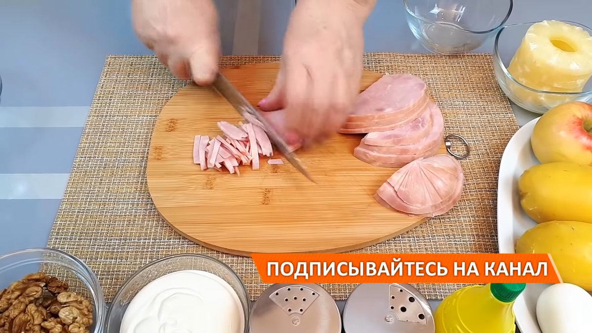 Рецепт праздничного салата с ананасом и курицей