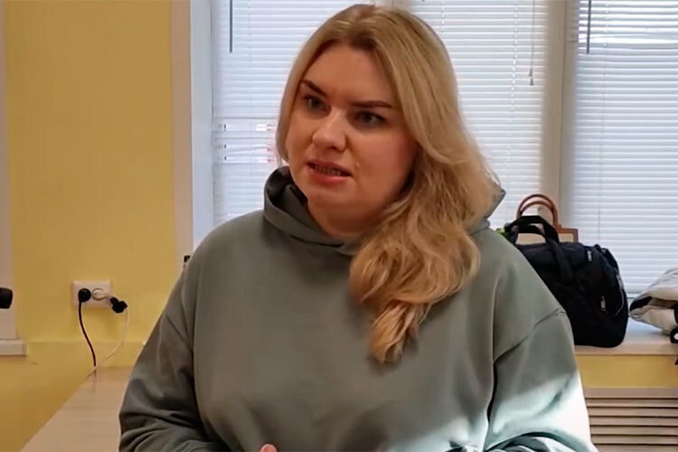 Просматривает кандидатов кастинг-директор «Тумач Продакшн» Юлия Марина. Отбор под ее руководством будет проходить четыре дня, каждый кандидат выступает перед камерой буквально 2–3 минуты, рассказывая о себеФото: Алексей Савин