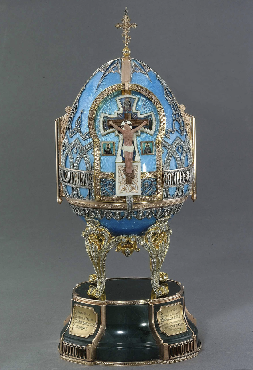 Здесь галерея - ЛИСТАЙТЕ. Пасхальное яйцо "Собор Спаса на крови - интерьер". Убранство создано с помощью драгоценных камней, украшающих внутренне убранство в технике флорентийской мозаики. Бюст императора Александра II выполнен из дымчатого кварца. 