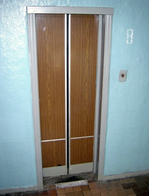 Когда мне удалось поймать открывшийся лифт - моих знакомых там уже не было. Они вышли где-то на верхних этажах, видать, я им сильно докучал