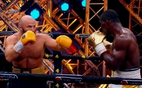 Фото с поединка Исмаилов vs Дурадола