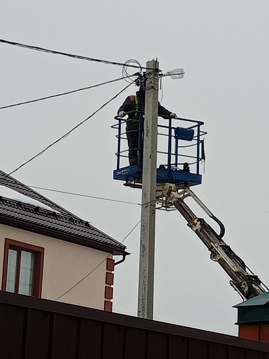 электрик на столбе