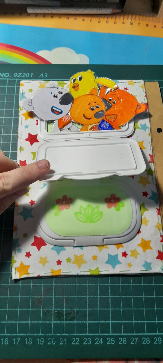 Персонажи спрятаны за "окошками" - крышечками от влажных салфеток