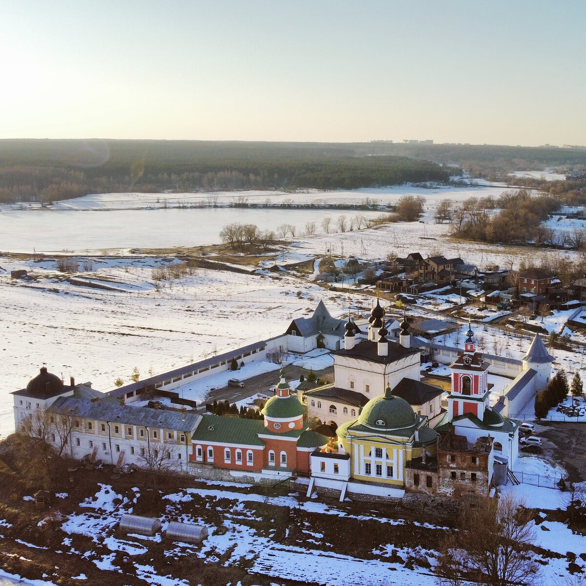 Троицкий Белопесоцкий монастырь - женский православный монастырь. Расположен на левом берегу Оки при впадении в неё речки Кремиченки, в Ступинском районе Московской области. 