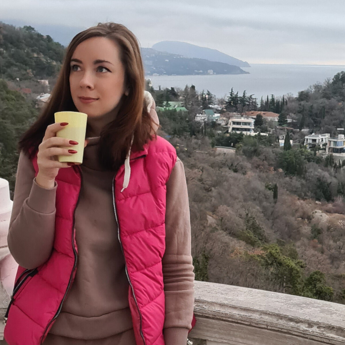 Утро в январском Крыму, а сзади море 🌊