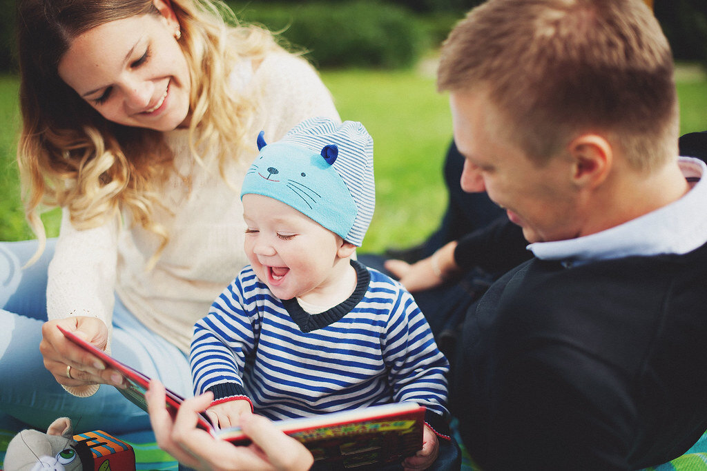 Читаем книжку (Источник: © Яндекс.Картинки)