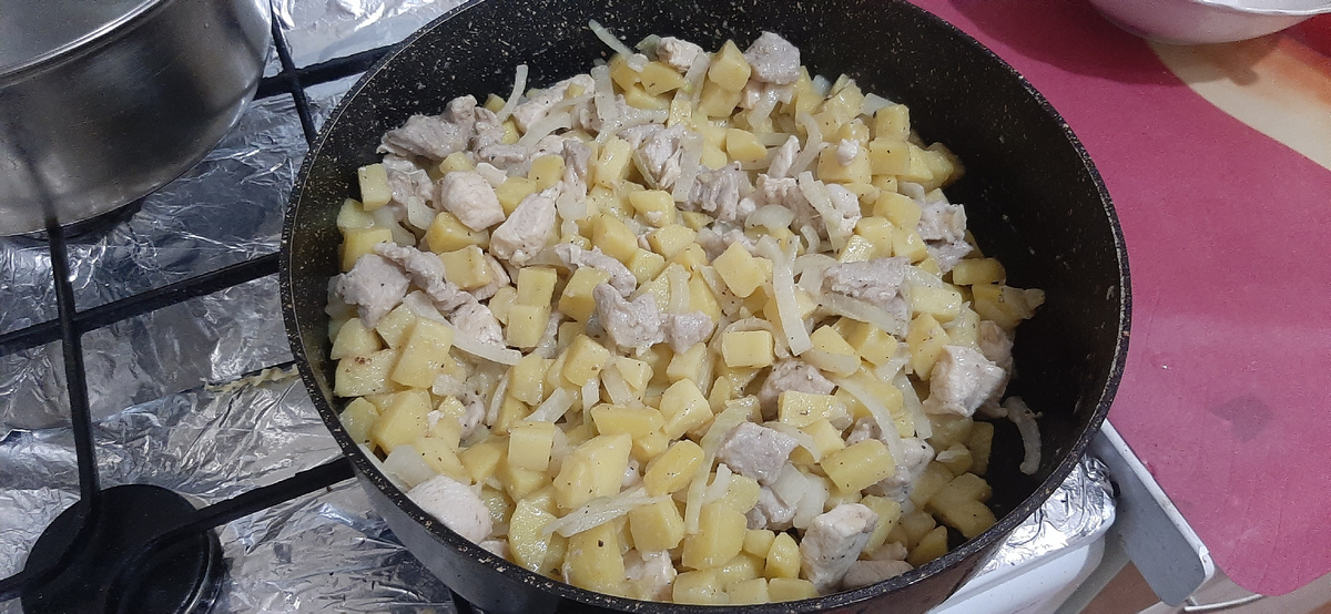 Добавила лук через 10 минут добавила чеснок и обжарила на сильном огне.