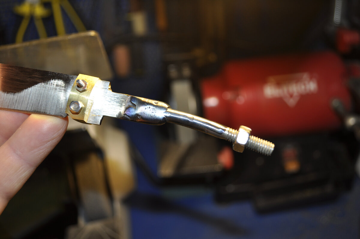 Шпилька с резьбой М6 приварена к лезвию.