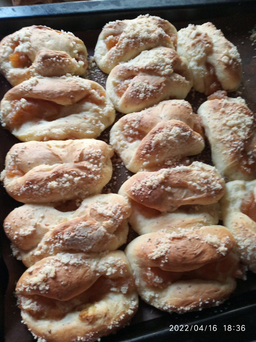Булочки с изюмом и яблоками
