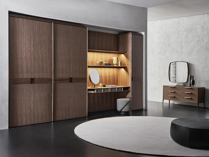 Гардеробная с мини-офисом