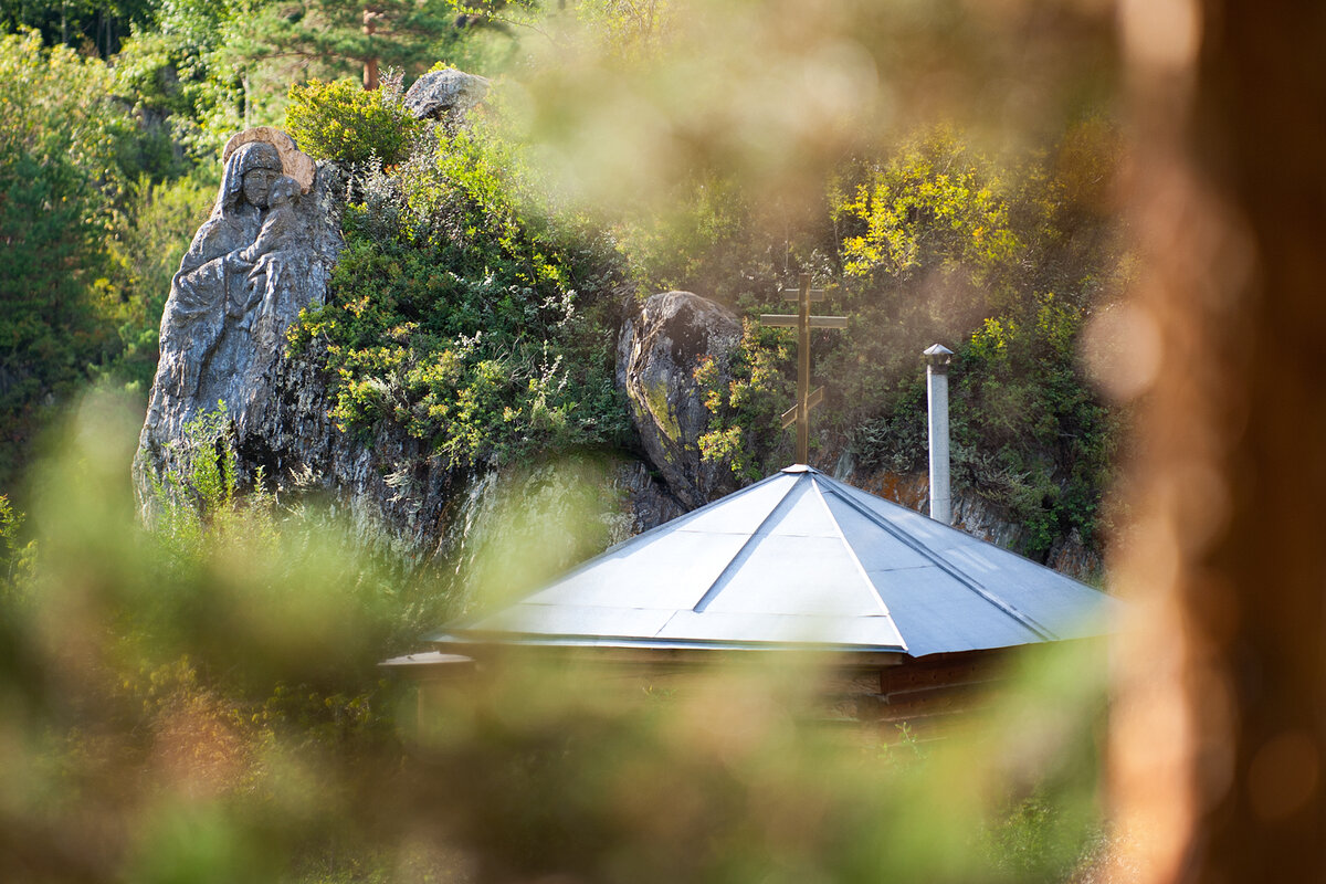 Лики на скале! Кто знает это необычное место?