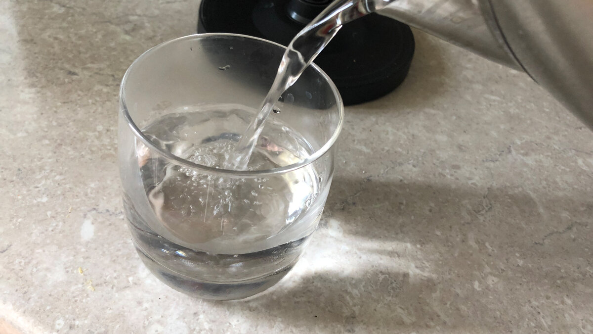 Наливаем немного воды