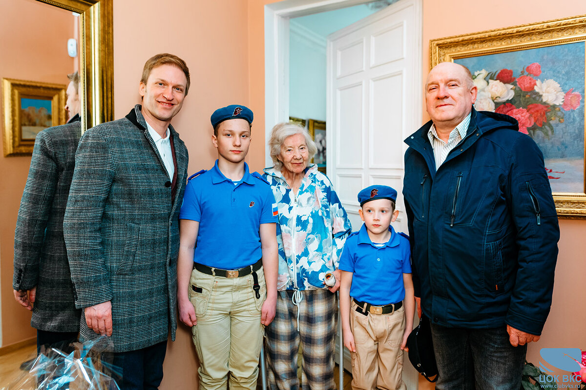 Сотрудники ЦОК ВКС на кануне Дня Победы поздравили ветеранов Великой Отечественной войны на дому с наступающим праздником