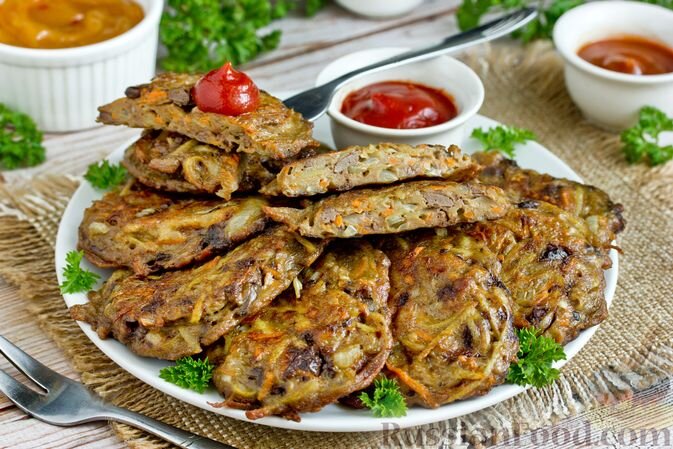 печень куриная, картофель, морковь, лук репчатый, яйца, майонез, мука, чеснок, масло подсолнечное, соль, перец чёрный молотый