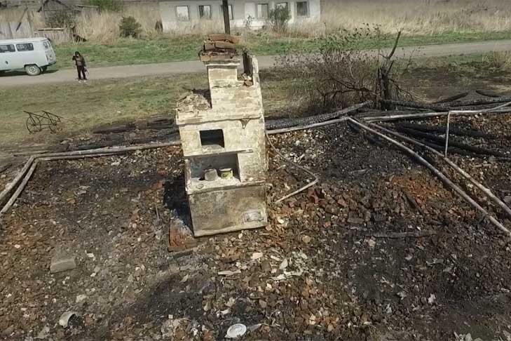    От добротной избы осталась только кирпичная печка. Скриншот из видео со страницы главы Убинского района Олега Конюка
