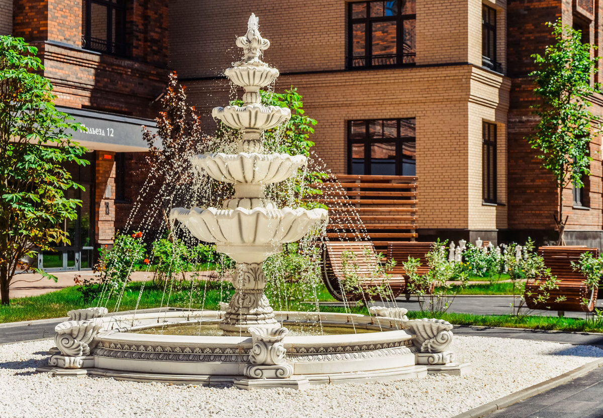 Внутренний двор жилого комплекса «Сосновка» в Выборгском районе в год ввода в эксплуатацию.