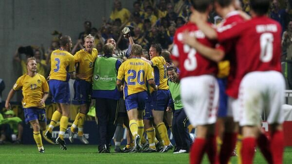    Эпизод скандального матча Швеции против Дании на ЕВРО-2004© AFP 2022 / FRANCOIS XAVIER MARIT