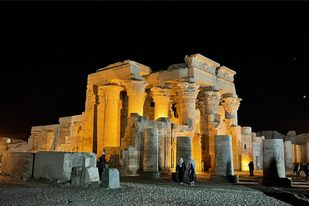 Храм Ком Омбо расположен на юге Египта между Асуаном и Идфу, поэтому до него доезжает не так много туристов, путешествующих по Египту, а жаль, потому что храм очень интересный.