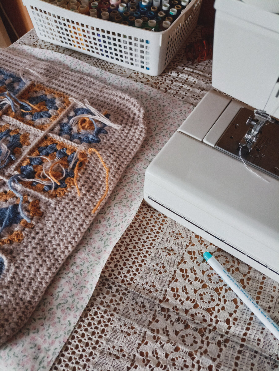 Вырезала квадрат из ткани с припусками на швы, растяжение и втачивание молнии 