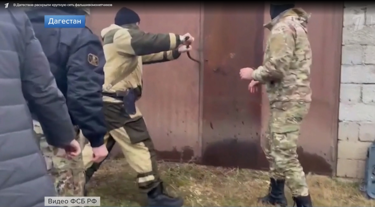 Сотрудники ФСБ вскрываю подпольный цех, где печатали фальшивые деньги 