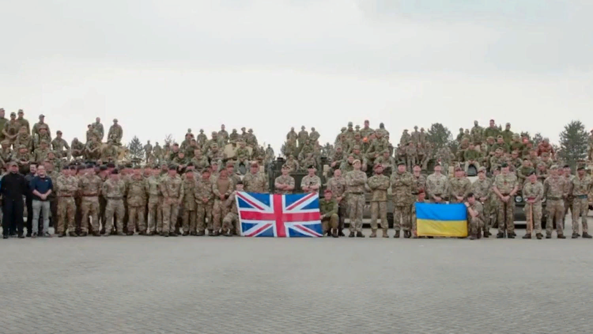 - в Британии на самом деле обучаются стать на Украине 200-ми или 300-ми - 