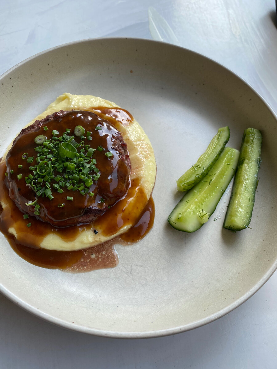 Бифштекс с пюре. Просто, вкусно, по домашнему. Прожарку все таки советую Well Done, взяли Medium и могу сказать, что чуть сыроватая котлета все таки портит общий вкус блюда.