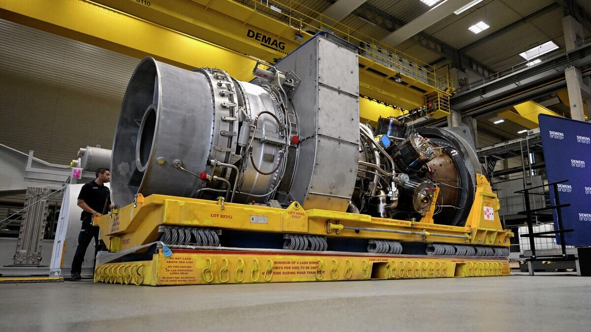    Турбина для газопровода "Северный поток-1" на заводе Siemens Energy© AFP 2022 / Sascha Schuermann