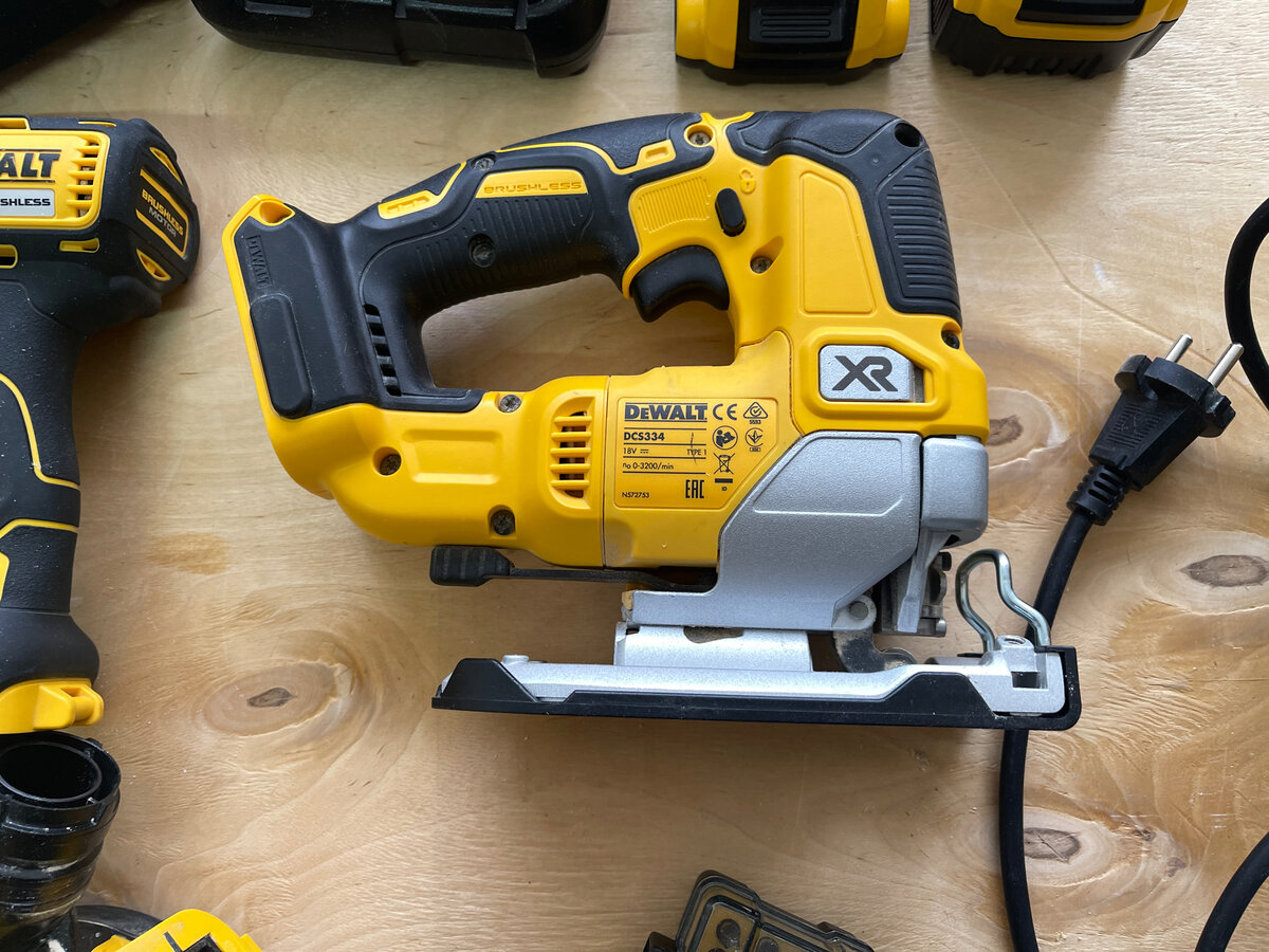 Лобзик. Довольно дорогой, но работать с ним одно удовольствие