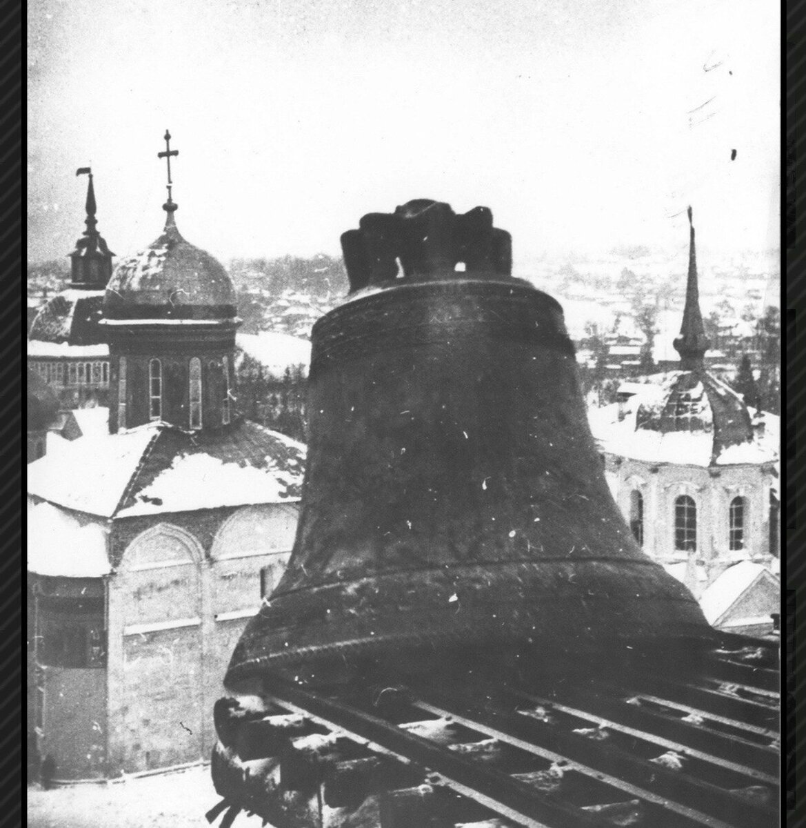 с Лавры сбрасывают купола. Фото Михаила Пришвина