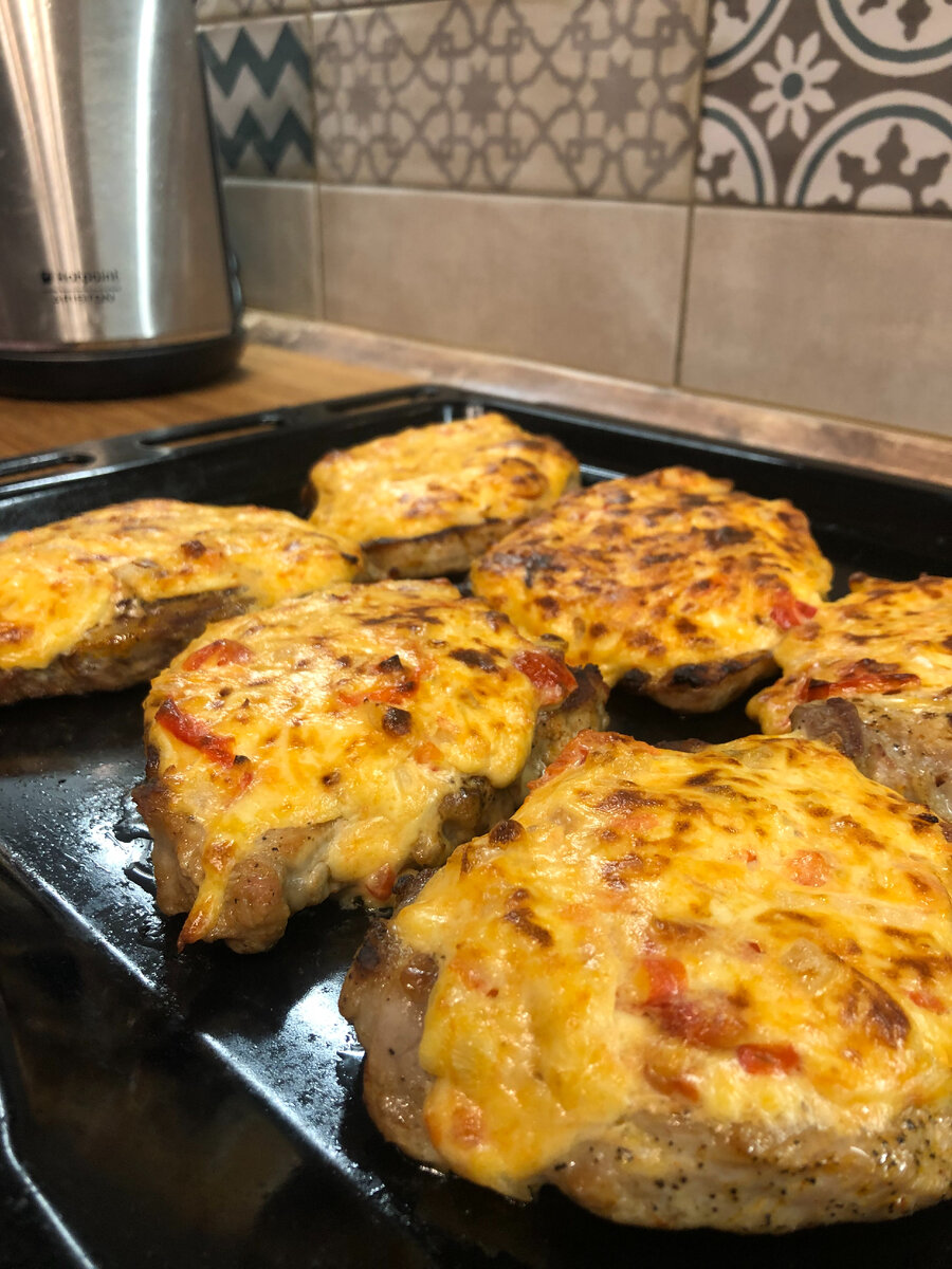 Запечённый свиной карбонад под сырной "шубой" с томатами. 