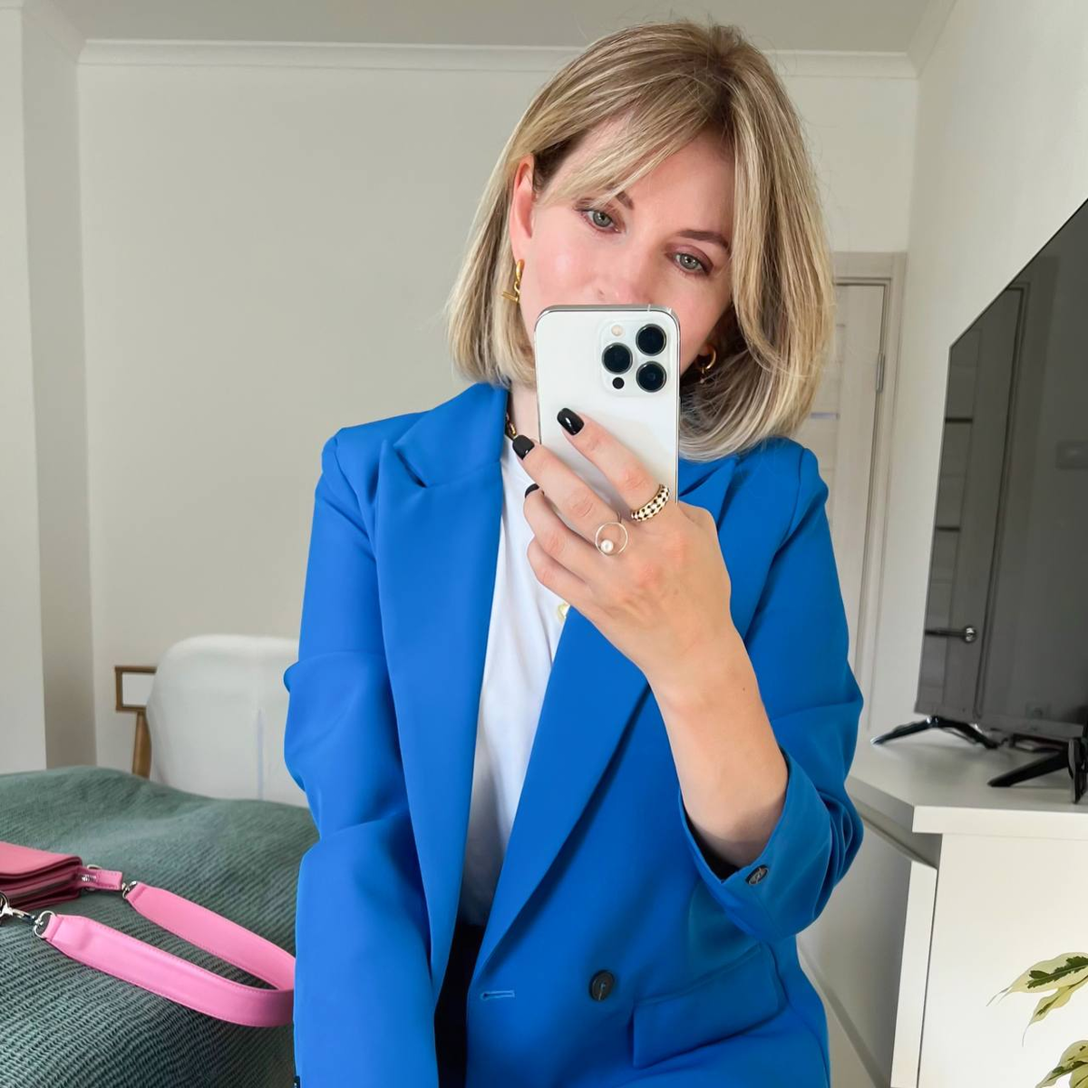 Показываюсь тут не потому что, у меня самая модная стрижка, а чтоб вы не забыли, как я выгляжу=) Рада, что заглянули на мой канал)