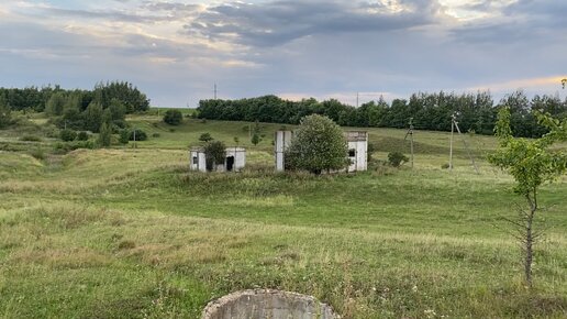 Заброшенные здания на берегу пруда. Решили до них дойти и посмотреть, что осталось внутри