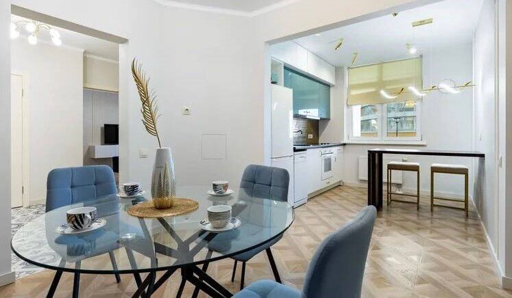 Кухня и обеденная зона трехкомнатной квартиры в ЖК Лондон Парк 