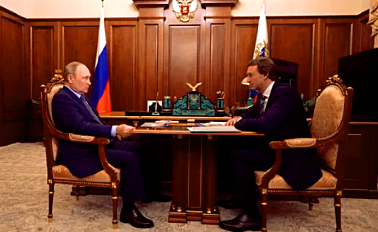 Президент России В.В. Путин и глава компани "Аэрофлот" С.В. Александровский