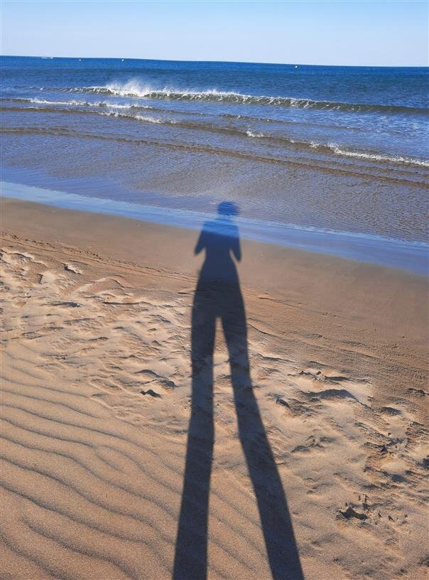 На фото видно, что песок весь волнистый от ветра. Ветер бросает горстями песок в море и получаются брызги.