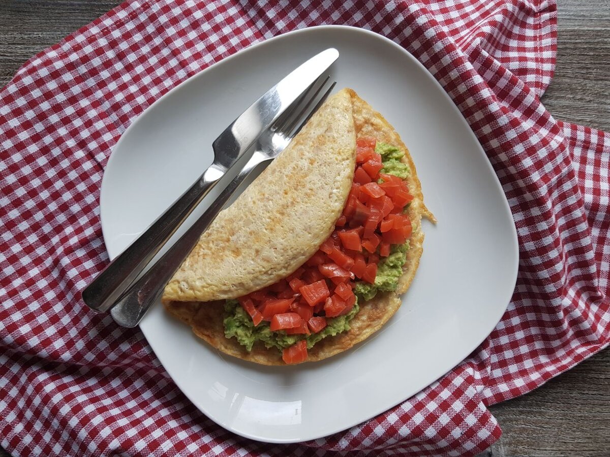 Овсяноблин с форелью и авокадо