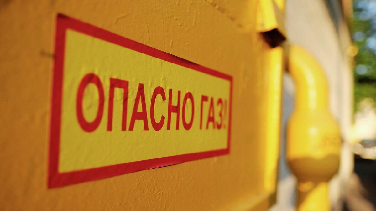    Предупреждающая табличка рядом с трубой газопровода на фасаде здания 360© РИА Новости / Наталья Селиверстова