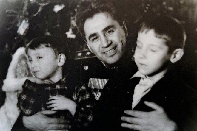 Павел Судоплатов с сыновьями Анатолием и Андреем.